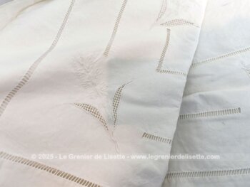 Coupon d'un ancien grand drap de lin de 205 x 320 cm avec un revers sublime composé d'un quadrillage de jours, des broderies , des broderies ajourées et des monogrammes incompréhensibles. Pièce unique.