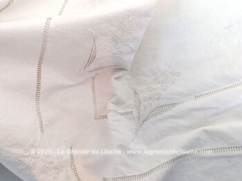 Coupon d'un ancien grand drap de lin de 205 x 320 cm avec un revers sublime composé d'un quadrillage de jours, des broderies , des broderies ajourées et des monogrammes incompréhensibles. Pièce unique.