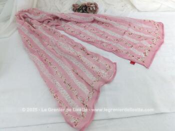 Sur 35 x 140 cm, voici une superbe écharpe vintage en crêpe de soie rose shabby décorée de guirlandes verticales de fleurs et de feuilles. Etiquette et signature 
