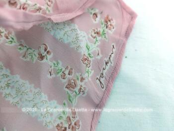 Sur 35 x 140 cm, voici une superbe écharpe vintage en crêpe de soie rose shabby décorée de guirlandes verticales de fleurs et de feuilles. Etiquette et signature 