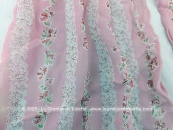 Sur 35 x 140 cm, voici une superbe écharpe vintage en crêpe de soie rose shabby décorée de guirlandes verticales de fleurs et de feuilles. Etiquette et signature 