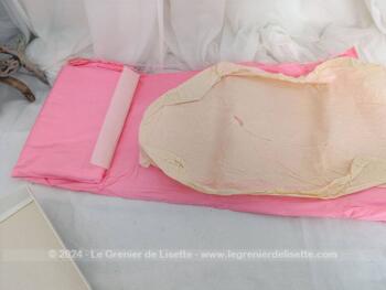 Que de charme dans cet long coupon vintage de tissus soyeux rose pivoine, doux comme de la soie naturelle sur 100 large et 580 cm de long.