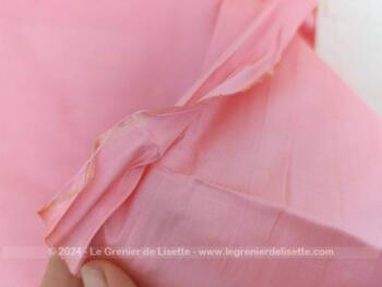 Que de charme dans cet long coupon vintage de tissus soyeux rose pivoine, doux comme de la soie naturelle sur 100 large et 580 cm de long.