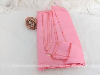 Que de charme dans cet long coupon vintage de tissus soyeux rose pivoine, doux comme de la soie naturelle sur 100 large et 580 cm de long.
