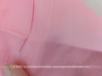 Que de charme dans cet long coupon vintage de tissus soyeux rose pivoine, doux comme de la soie naturelle sur 100 large et 580 cm de long.