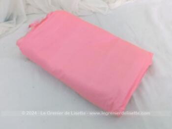 Que de charme dans cet long coupon vintage de tissus soyeux rose pivoine, doux comme de la soie naturelle sur 100 large et 580 cm de long.