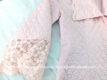 Totalement vintage, voici une superbe liseuse, veste d'intérieur pour femme en nylon rose avec de belles fins de manches en dentelle évasée de la marque GAM  et correspondant taille 40.
