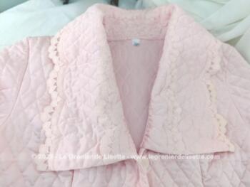 Totalement vintage, voici une superbe liseuse, veste d'intérieur pour femme en nylon rose avec de belles fins de manches en dentelle évasée de la marque GAM  et correspondant taille 40.