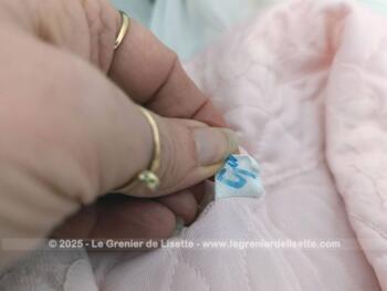 Totalement vintage, voici une superbe liseuse, veste d'intérieur pour femme en nylon rose avec de belles fins de manches en dentelle évasée de la marque GAM  et correspondant taille 40.