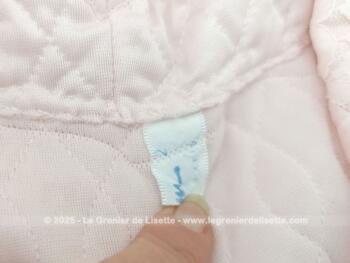 Totalement vintage, voici une superbe liseuse, veste d'intérieur pour femme en nylon rose avec de belles fins de manches en dentelle évasée de la marque GAM  et correspondant taille 40.