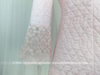 Totalement vintage, voici une superbe liseuse, veste d'intérieur pour femme en nylon rose avec de belles fins de manches en dentelle évasée de la marque GAM  et correspondant taille 40.
