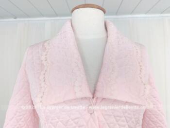 Totalement vintage, voici une superbe liseuse, veste d'intérieur pour femme en nylon rose avec de belles fins de manches en dentelle évasée de la marque GAM  et correspondant taille 40.