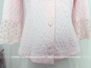Totalement vintage, voici une superbe liseuse, veste d'intérieur pour femme en nylon rose avec de belles fins de manches en dentelle évasée de la marque GAM  et correspondant taille 40.