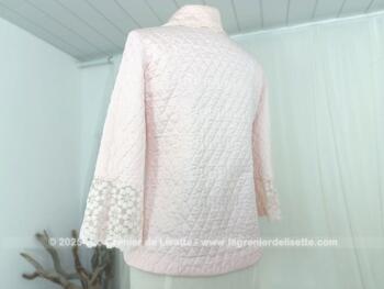 Totalement vintage, voici une superbe liseuse, veste d'intérieur pour femme en nylon rose avec de belles fins de manches en dentelle évasée de la marque GAM  et correspondant taille 40.