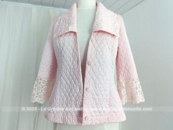 Totalement vintage, voici une superbe liseuse, veste d'intérieur pour femme en nylon rose avec de belles fins de manches en dentelle évasée de la marque GAM  et correspondant taille 40.