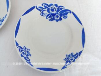 Voici un lot de 4 assiettes creuses de 20.5 cm  de diamètre avec bordure bleue à pan et décorées de fleurs de passiflore. Gravure dans la masse avec tampon de chiffre. Surement du Digoin-Sarraguemines..