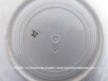 Voici un lot de 4 assiettes creuses de 20.5 cm  de diamètre avec bordure bleue à pan et décorées de fleurs de passiflore. Gravure dans la masse avec tampon de chiffre. Surement du Digoin-Sarraguemines..