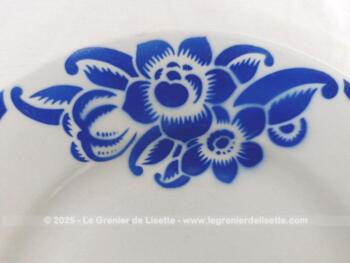 Voici un lot de 4 assiettes creuses de 20.5 cm  de diamètre avec bordure bleue à pan et décorées de fleurs de passiflore. Gravure dans la masse avec tampon de chiffre. Surement du Digoin-Sarraguemines..