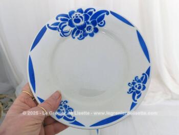 Voici un lot de 4 assiettes creuses de 20.5 cm  de diamètre avec bordure bleue à pan et décorées de fleurs de passiflore. Gravure dans la masse avec tampon de chiffre. Surement du Digoin-Sarraguemines..