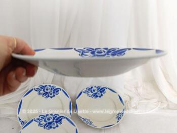 Voici un lot de 4 assiettes creuses de 20.5 cm  de diamètre avec bordure bleue à pan et décorées de fleurs de passiflore. Gravure dans la masse avec tampon de chiffre. Surement du Digoin-Sarraguemines..