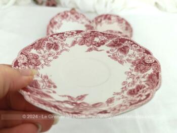 Voici un lot de 4 soucoupes pas très anciennes mais vraiment tendance rose shabby portant l'estampillé "Strawberry Fair" "Made in England" par Johnson Brothers, décorées sur tout le pourtour d'une guirlande  de fleurs roses et une bordure en vague.