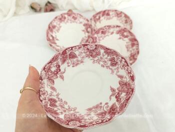 Voici un lot de 4 soucoupes pas très anciennes mais vraiment tendance rose shabby portant l'estampillé "Strawberry Fair" "Made in England" par Johnson Brothers, décorées sur tout le pourtour d'une guirlande  de fleurs roses et une bordure en vague.