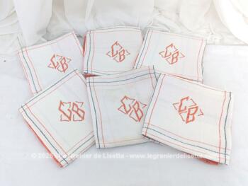 Sur 54 x 50 cm, voici un lot de 6 serviettes en coton avec sur la bordure, un beau quadrillage dans les tons orangés et les monogrammes CB brodés au centre en fil orange.