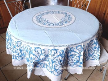 Sur 185 de diamètre et bien originale,  voici une belle nappe ronde blanche et bleu ciel, avec des dessins bleu roi imitant des broderies sur un tissus en coton. Pour grande table et guéridon !