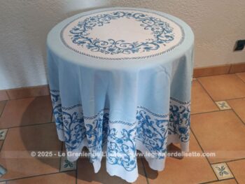 Sur 185 de diamètre et bien originale,  voici une belle nappe ronde blanche et bleu ciel, avec des dessins bleu roi imitant des broderies sur un tissus en coton. Pour grande table et guéridon !