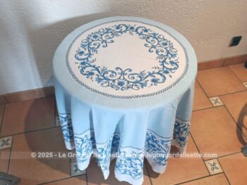 Sur 185 de diamètre et bien originale,  voici une belle nappe ronde blanche et bleu ciel, avec des dessins bleu roi imitant des broderies sur un tissus en coton. Pour grande table et guéridon !