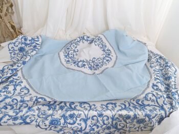 Sur 185 de diamètre et bien originale,  voici une belle nappe ronde blanche et bleu ciel, avec des dessins bleu roi imitant des broderies sur un tissus en coton. Pour grande table et guéridon !
