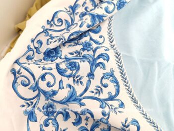 Sur 185 de diamètre et bien originale,  voici une belle nappe ronde blanche et bleu ciel, avec des dessins bleu roi imitant des broderies sur un tissus en coton. Pour grande table et guéridon !