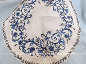 Sur 185 de diamètre et bien originale,  voici une belle nappe ronde blanche et bleu ciel, avec des dessins bleu roi imitant des broderies sur un tissus en coton. Pour grande table et guéridon !