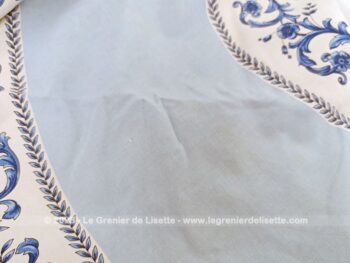 Sur 185 de diamètre et bien originale,  voici une belle nappe ronde blanche et bleu ciel, avec des dessins bleu roi imitant des broderies sur un tissus en coton. Pour grande table et guéridon !