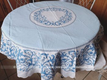 Sur 185 de diamètre et bien originale,  voici une belle nappe ronde blanche et bleu ciel, avec des dessins bleu roi imitant des broderies sur un tissus en coton. Pour grande table et guéridon !