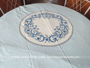 Sur 185 de diamètre et bien originale,  voici une belle nappe ronde blanche et bleu ciel, avec des dessins bleu roi imitant des broderies sur un tissus en coton. Pour grande table et guéridon !