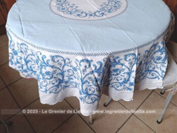 Sur 185 de diamètre et bien originale,  voici une belle nappe ronde blanche et bleu ciel, avec des dessins bleu roi imitant des broderies sur un tissus en coton. Pour grande table et guéridon !