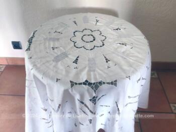 Belle nappe blanche ronde de 165 cm de diamètre réalisée toutes en broderies ajourées et incrustation de dentelles.