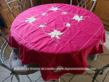 Artisanale, voici une bien originale nappe carrée de 125 cm de coté, réalisé dans un beau coton épais de couleur rouge foncé avec des applications de tissus blanc formant des fleurs décorées de fines broderies de feuilles. Superbe et shabby !