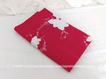 Artisanale, voici une bien originale nappe carrée de 125 cm de coté, réalisé dans un beau coton épais de couleur rouge foncé avec des applications de tissus blanc formant des fleurs décorées de fines broderies de feuilles. Superbe et shabby !