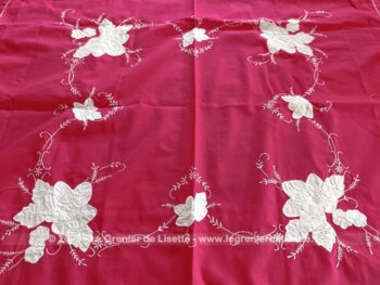 Artisanale, voici une bien originale nappe carrée de 125 cm de coté, réalisé dans un beau coton épais de couleur rouge foncé avec des applications de tissus blanc formant des fleurs décorées de fines broderies de feuilles. Superbe et shabby !