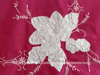 Artisanale, voici une bien originale nappe carrée de 125 cm de coté, réalisé dans un beau coton épais de couleur rouge foncé avec des applications de tissus blanc formant des fleurs décorées de fines broderies de feuilles. Superbe et shabby !