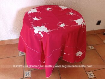Artisanale, voici une bien originale nappe carrée de 125 cm de coté, réalisé dans un beau coton épais de couleur rouge foncé avec des applications de tissus blanc formant des fleurs décorées de fines broderies de feuilles. Superbe et shabby !