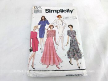 Datant des années 90, voici la pochette de patrons Simplicity n°7502 avec des modèles pour de superbes robes habillées ou de cérémonie . A vos aiguilles Mesdames !