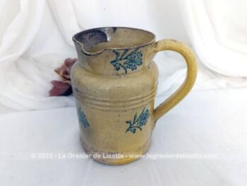 Très ancien, voici un pichet ou pot à lait en grès datant de la fin XIX° avec le chiffre 8 sous le socle et un vestige de signature complétement illisible. Des éclats et un charme fou ! Pièce unique.