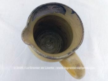 Très ancien, voici un pichet ou pot à lait en grès datant de la fin XIX° avec le chiffre 8 sous le socle et un vestige de signature complétement illisible. Des éclats et un charme fou ! Pièce unique.