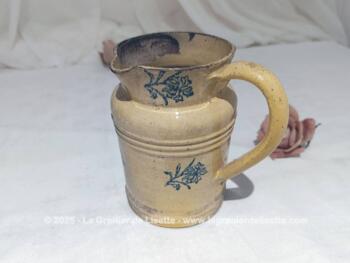 Très ancien, voici un pichet ou pot à lait en grès datant de la fin XIX° avec le chiffre 8 sous le socle et un vestige de signature complétement illisible. Des éclats et un charme fou ! Pièce unique.