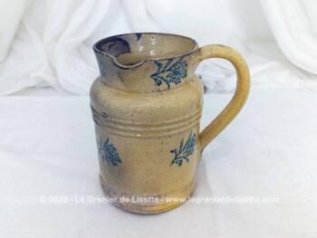 Très ancien, voici un pichet ou pot à lait en grès datant de la fin XIX° avec le chiffre 8 sous le socle et un vestige de signature complétement illisible. Des éclats et un charme fou ! Pièce unique.