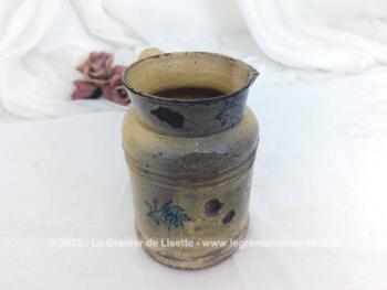 Très ancien, voici un pichet ou pot à lait en grès datant de la fin XIX° avec le chiffre 8 sous le socle et un vestige de signature complétement illisible. Des éclats et un charme fou ! Pièce unique.