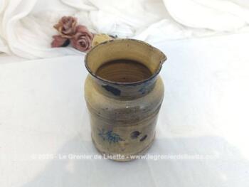 Très ancien, voici un pichet ou pot à lait en grès datant de la fin XIX° avec le chiffre 8 sous le socle et un vestige de signature complétement illisible. Des éclats et un charme fou ! Pièce unique.